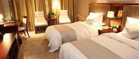 Zweibettzimmer | Minibar, Zimmersafe, Schreibtisch, Verdunkelungsvorhänge