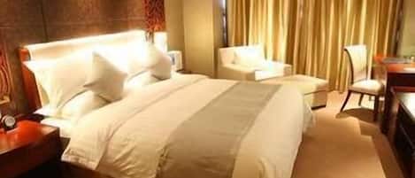 Minibar, caja de seguridad en la habitación y escritorio