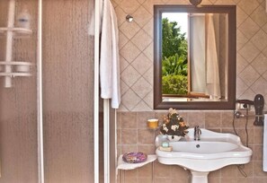 Family Apartment, 1 Bedroom | Bathroom | Shower, free toiletries, hair dryer, bidet - Agriturismo Sa Suerera (Olmedo)