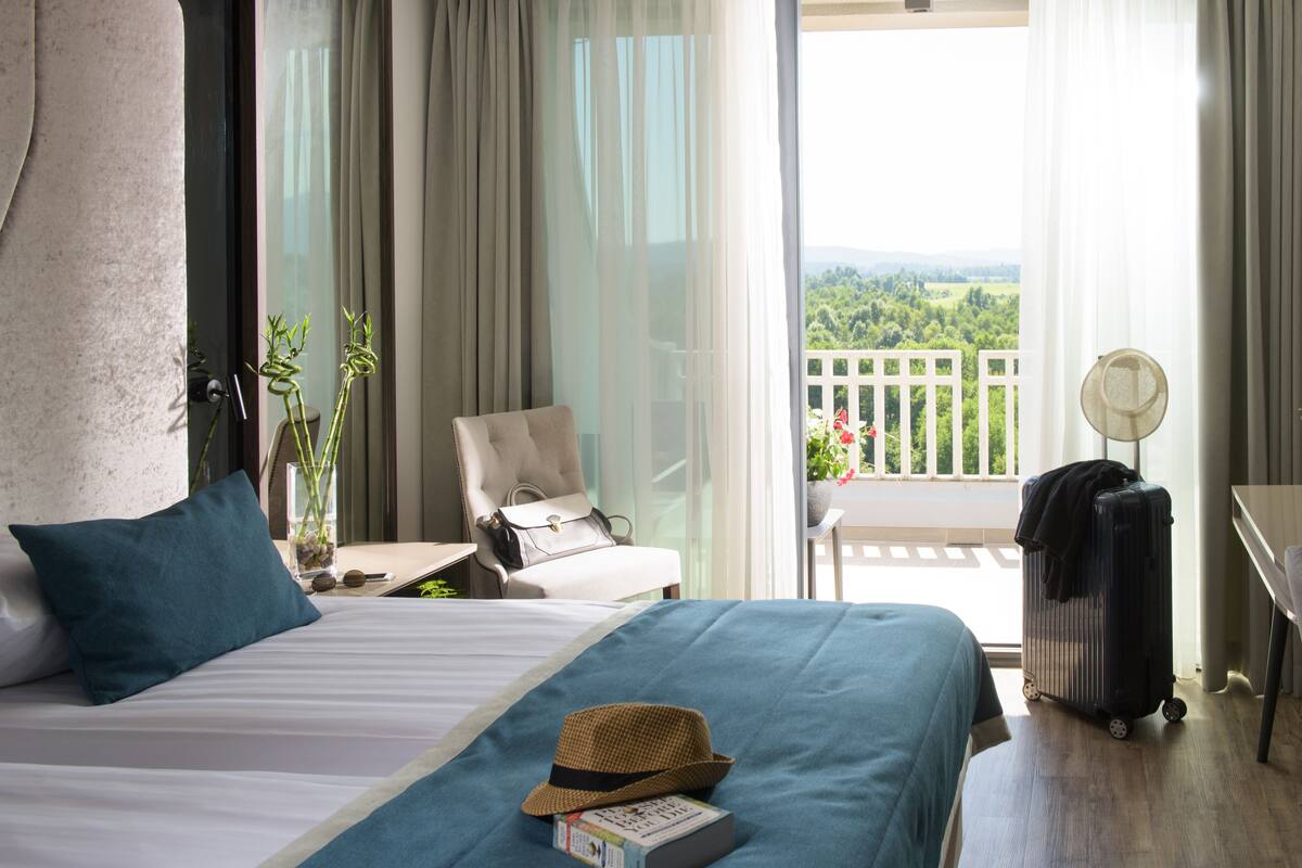 premium bedding, minibar, in-room safe, desk