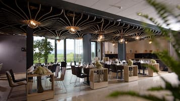 Desayuno buffet diario (EUR 15 por persona)