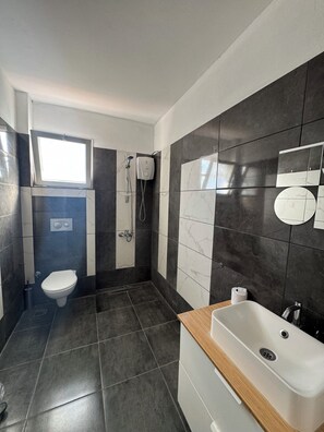 Shower, hair dryer, slippers, towels - Erkal Pansion (Antalya)