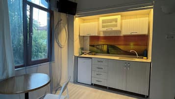 Frigobar, tetera/pava eléctrica, utensilios de cocina