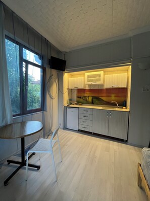 Standard Triple Room | Private kitchen | Mini-fridge, electric kettle, cookware/dishes/utensils - Erkal Pansion (Antalya)