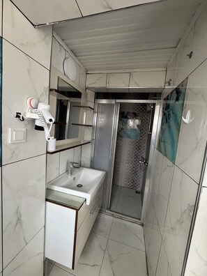 Suite | Bathroom | Shower, hair dryer, slippers, towels - Erkal Pansion (Antalya)