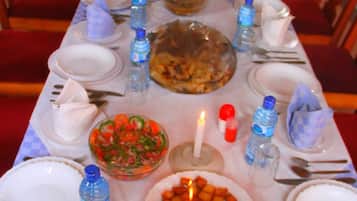 Phục vụ bữa sáng, bữa trưa, bữa tối, món địa phương và quốc tế