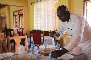 Se sirven desayunos, almuerzos y cenas; cocina local e internacional
