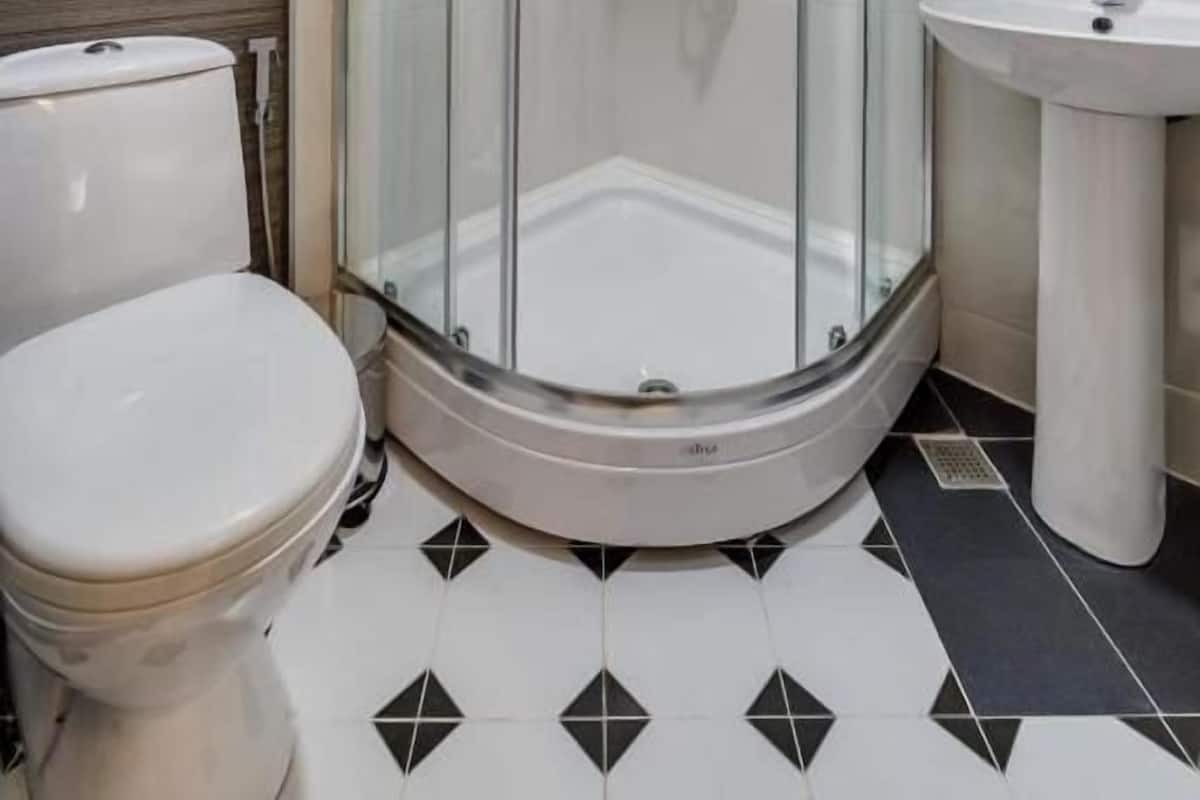 Standard Double Room | Bathroom | Free toiletries, hair dryer, slippers, towels