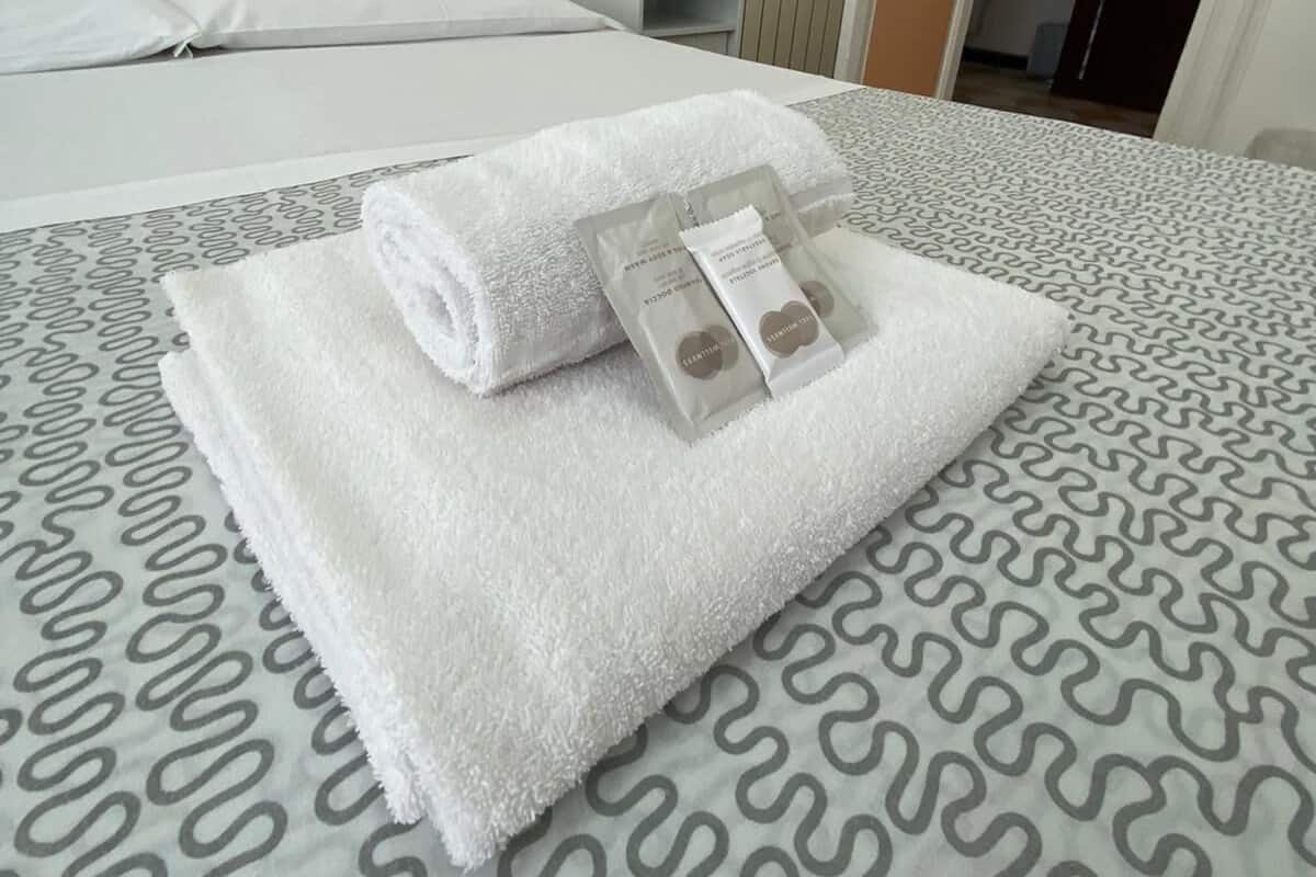 3 camere, biancheria da letto ipoallergenica, una scrivania