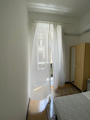 Ropa de cama hipoalergénica y escritorio