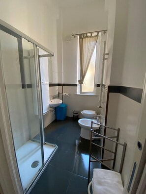 Shower, free toiletries, hair dryer, bidet - Liola Home (Palermo)