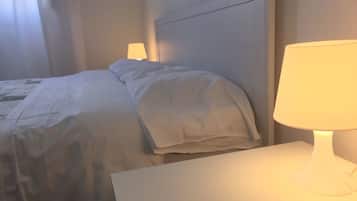 3 habitaciones, ropa de cama hipoalergénica y escritorio
