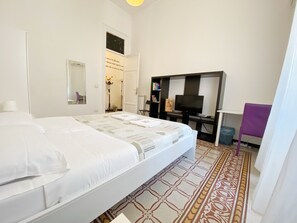 Comfort Condo, 3 Bedrooms | Hypo-allergenic bedding, desk, laptop workspace, iron/ironing board - Liola Home (Palermo)