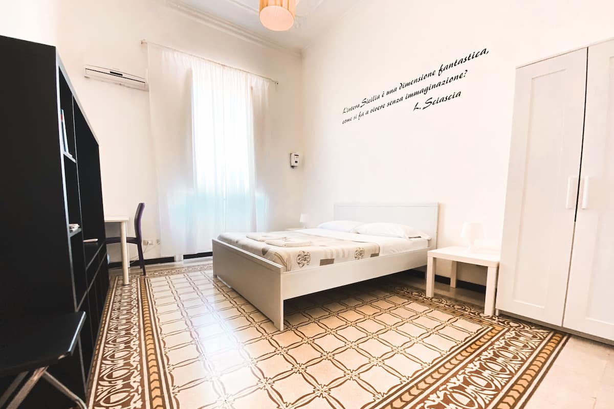 3 camere, biancheria da letto ipoallergenica, una scrivania