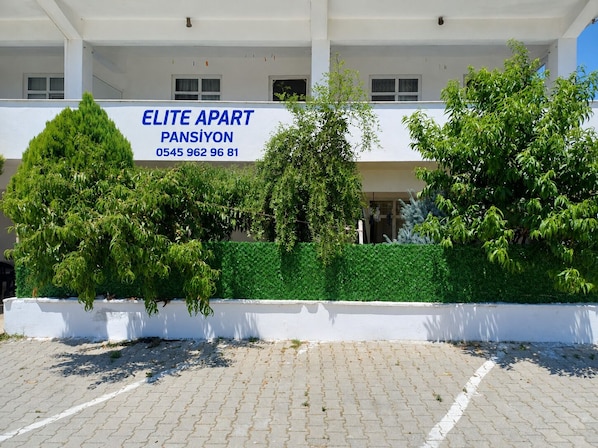 A building with a sign reading 'ELITE APART PANSİYON 0545 962 96 81'. - Elite Apart Pansiyon (Gökçeada)