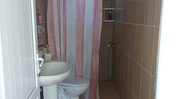 Shower, pengering rambut, sabun, dan sampo