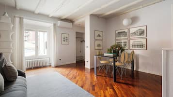 Appartement, 1 chambre (Via Rosolino Pilo 14) | Coin séjour | Télévision à écran plat de 40 pouces avec chaßnes par satellite