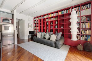 Appartement, 1 slaapkamer (Via Rosolino Pilo 14) | Woonruimte | Een 40-inch flatscreentelevisie met satellietzenders en televisie