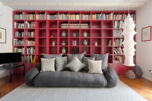 Apartamento, 1 quarto (Via Rosolino Pilo 14) | Área de estar | TV de tela plana 40 polegadas com canais via satélite, TV