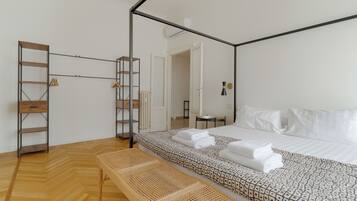 Appartamento con 3 camere da Letto, Piazza Maria Adelaide 5 | 2 camere, con stile personalizzato, con arredamento individuale