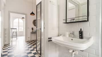 Appartamento con 1 camera da Letto, Piazza Maria Adelaide 5 | Bathroom | Shower, free toiletries, hair dryer, bidet