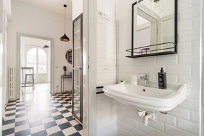 Appartamento con 1 camera da Letto, Piazza Maria Adelaide 5 | Badeværelse | Bruser, gratis toiletartikler, hårtørrer, bidet