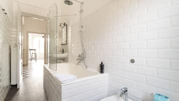 Appartamento con 1 camera da Letto, Piazza Maria Adelaide 5 | Bathroom | Shower, free toiletries, hair dryer, bidet