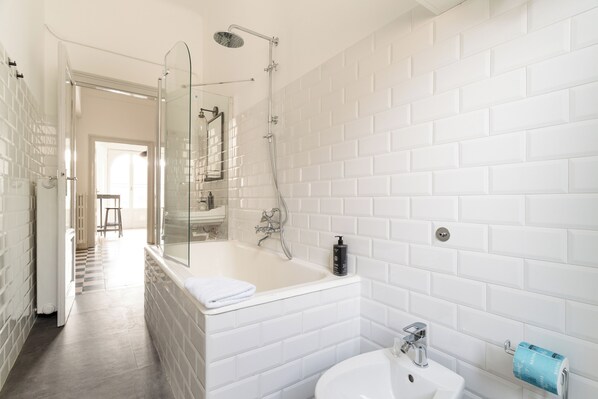 Appartamento con 1 camera da Letto, Piazza Maria Adelaide 5 | Badeværelse | Bruser, gratis toiletartikler, hårtørrer, bidet
