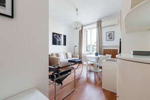 Télévision à écran plat de 40 pouces avec chaînes par satellite