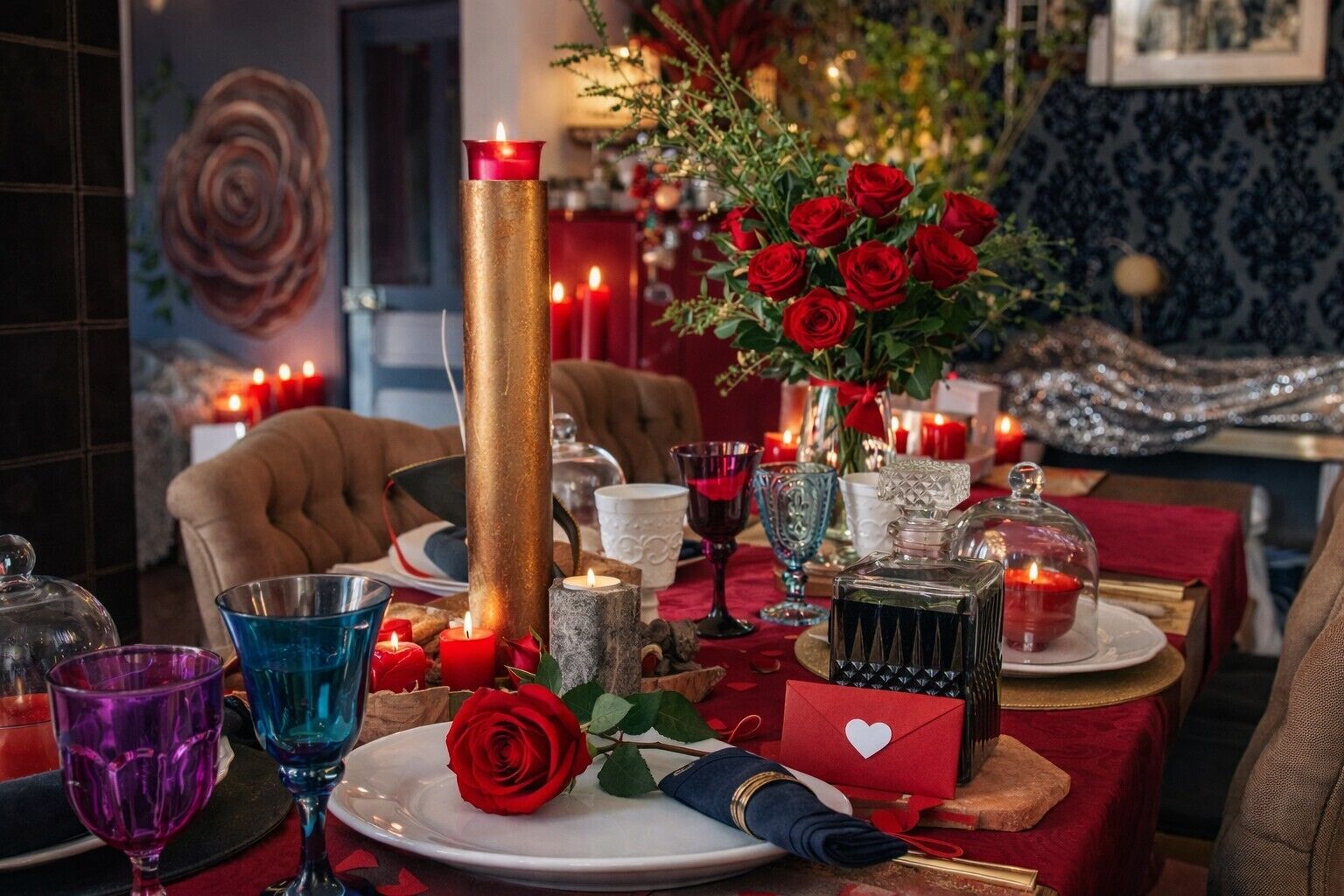Un ambiente romántico para cenar, con un centro de mesa de velas, rosas rojas y una tarjeta con forma de corazón sobre la mesa.