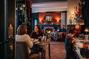 Tägliches inbegriffenes kontinentales Frühstück