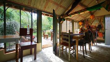 Tägliches inbegriffenes kontinentales Frühstück