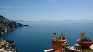 A coastal view with terracotta pots on a balcony overlooking the sea. - Melodia (Praiano)