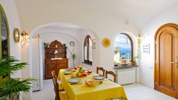 Apartment, 3 Bedrooms | In-room dining