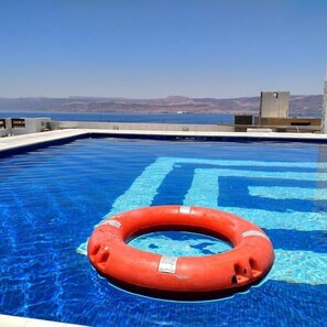 Outdoor pool, pool umbrellas, sun loungers - Mass Paradise Hotel (Aqaba)