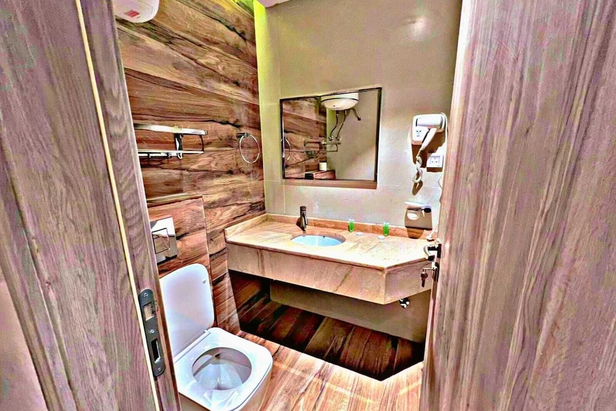 Regadera, amenidades de baño gratuitas, secadora de cabello, toallas
