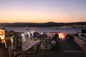 Alberca al aire libre, sombrillas en la alberca y camastros