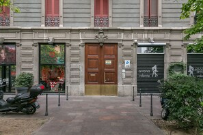Property entrance - notaMi -  Borsieri 29 (Milan)