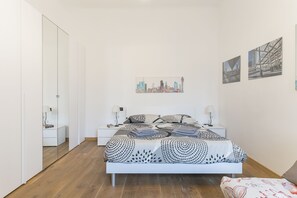 Apartamento, 1 quarto | 1 quarto, edredons de pluma, individualmente mobiliados, escrivaninha