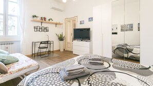 A modern bedroom with a bed, a desk, a TV, and a wardrobe. - notaMi -  Borsieri 29 (Milan)