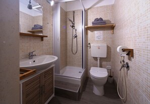 Double Room | Bathroom | Shower, hair dryer, towels - Il Sole (Trani)