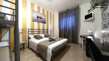 Schreibtisch, schallisolierte Zimmer, Zustellbetten, kostenloses WLAN