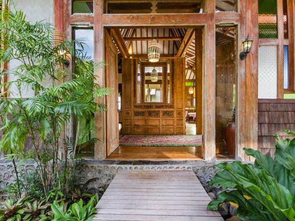 Interior entrance - Villa Desa Roro Estate by Villa Finder (Canggu)