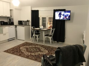 Standard Apartment | Private kitchenette | Full-size fridge, microwave, oven, stovetop - Green Door Apartments (Jyväskylä)