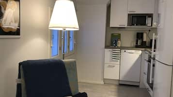 Refrigerador con freezer, microondas, horno, placa de cocina