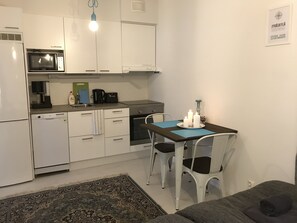 Apartament superior | Cuina privada | Frigorífic gran, microones, forn i placa de cuina 