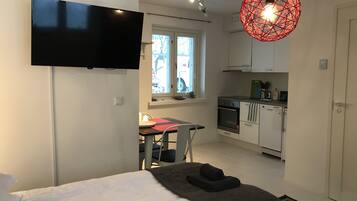 Studio | Yksityinen keittonurkkaus | Täysikokoinen jääkaappi, mikroaaltouuni, uuni, liesi