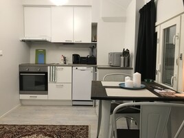 Apartamento estándar | Cocina privada | Frigorífico grande, microondas, horno y placa de cocina