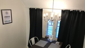 Leilighet – deluxe | Spiseområde på rommet