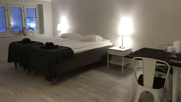 Deluxe Apartment | Desk, iron/ironing board, free WiFi